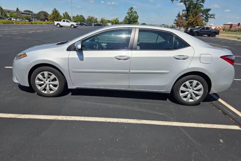 2016 Toyota Corolla LE photo 1