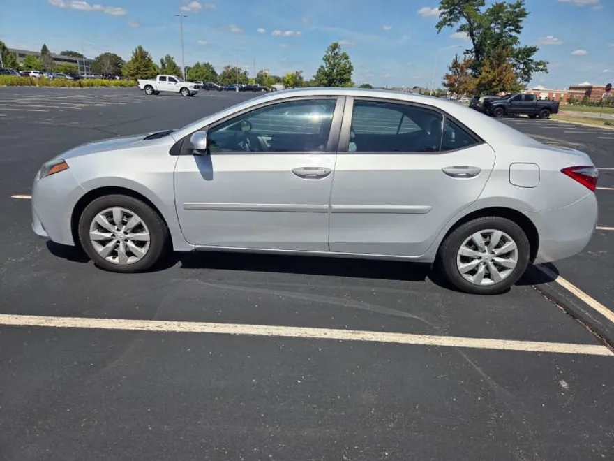2016 Toyota Corolla LE photo 1