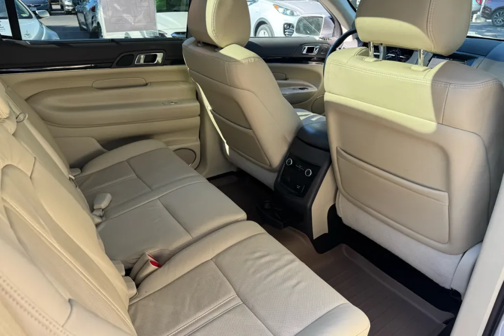 2019 Lincoln MKT Base photo 1