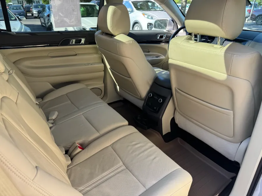 2019 Lincoln MKT Base photo 1
