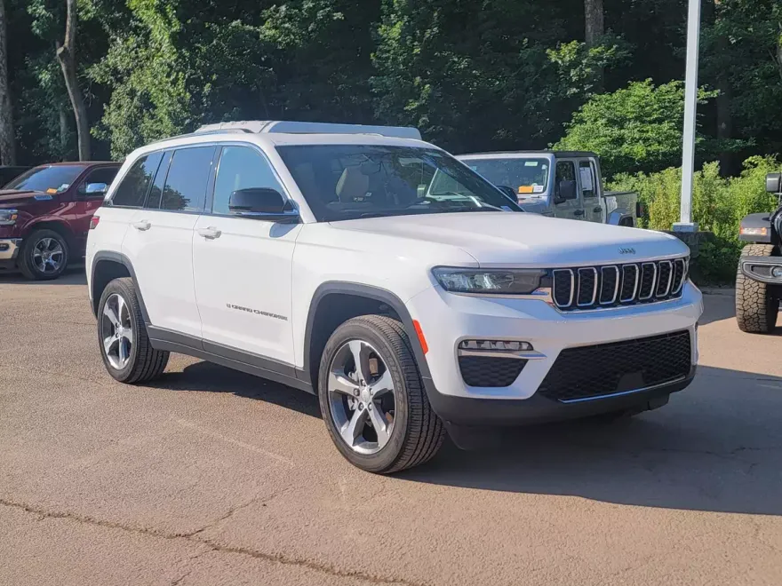2023 Jeep Cherokee 4xe photo 1