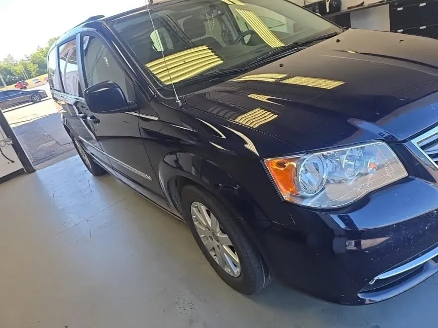 2015 Chrysler Town & Country Touring photo 1