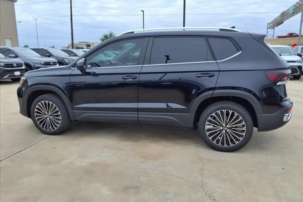 2025 Volkswagen Taos SE photo 1