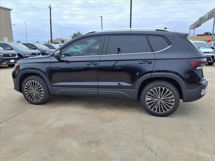 2025 Volkswagen Taos SE photo 1