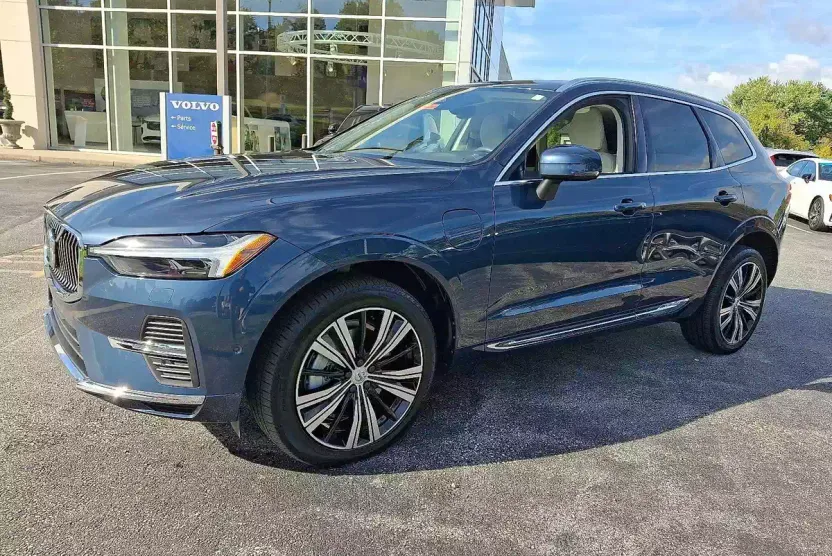 2023 Volvo XC60 Recharge Hybrid T8 eAWD Plus photo 1