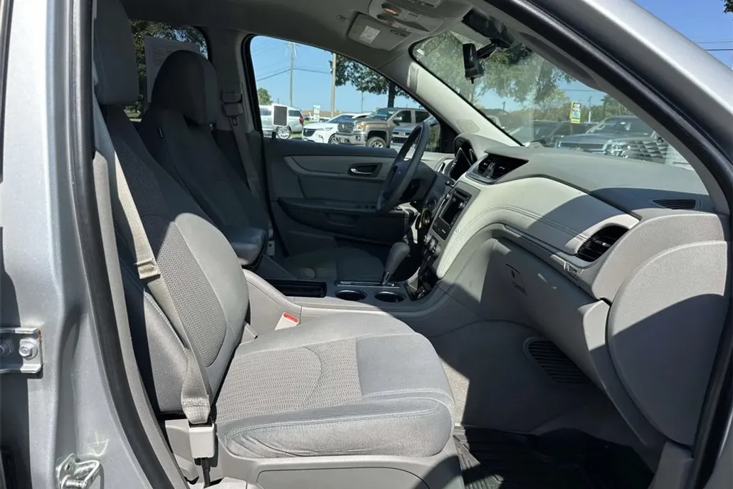 2017 Chevrolet Traverse LS photo 1