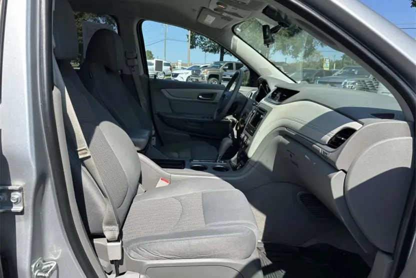 2017 Chevrolet Traverse LS photo 1