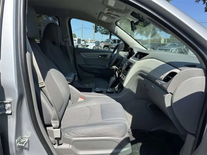 2017 Chevrolet Traverse LS photo 1