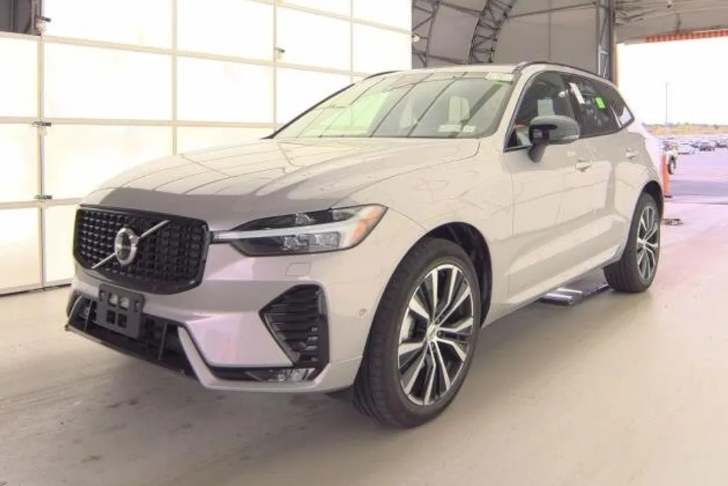 2025 Volvo XC60 B5 Plus photo 1