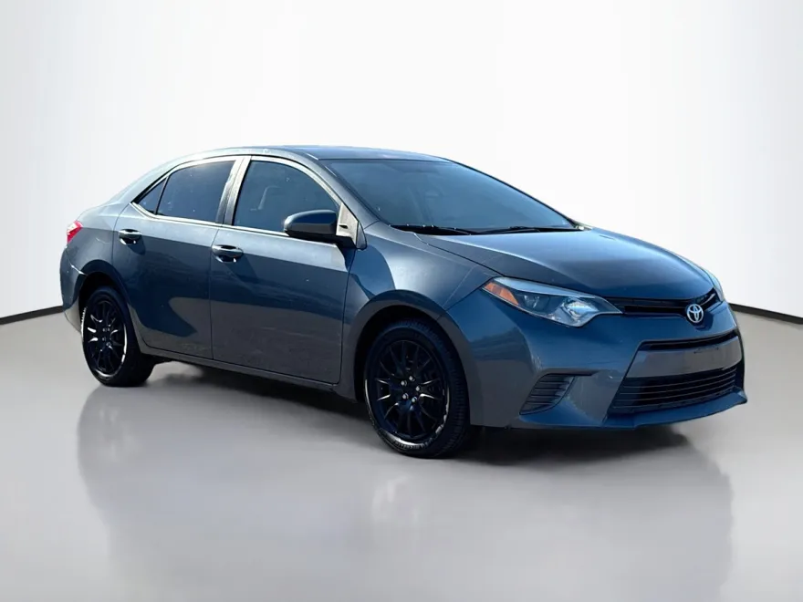 2015 Toyota Corolla LE photo 1
