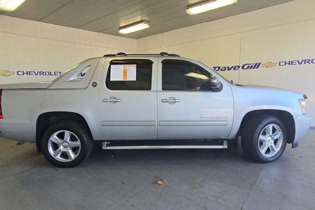 2013 Chevrolet Avalanche LT photo 1