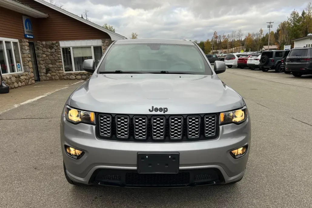 2021 Jeep Grand Cherokee Altitude photo 1