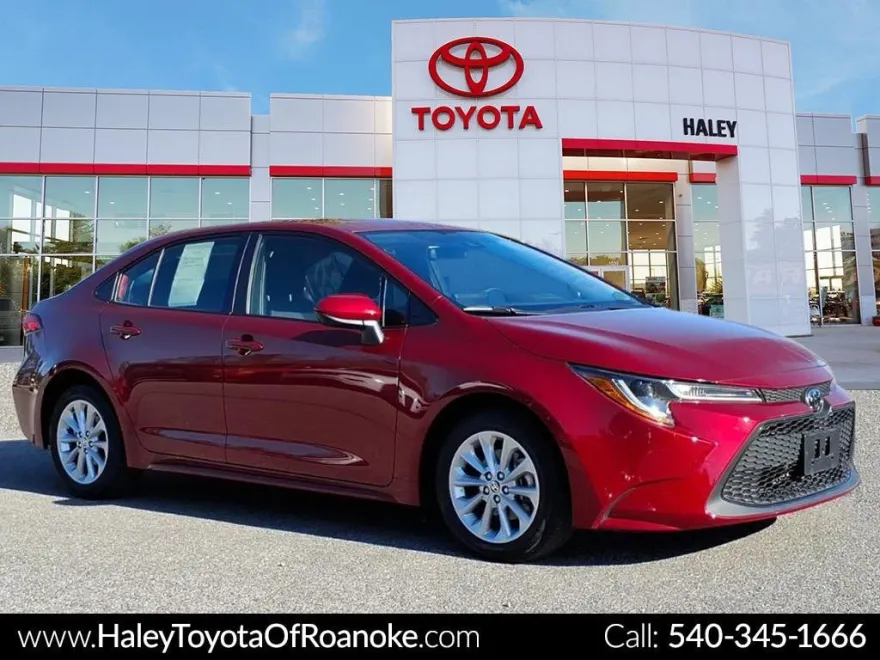2022 Toyota Corolla LE photo 1