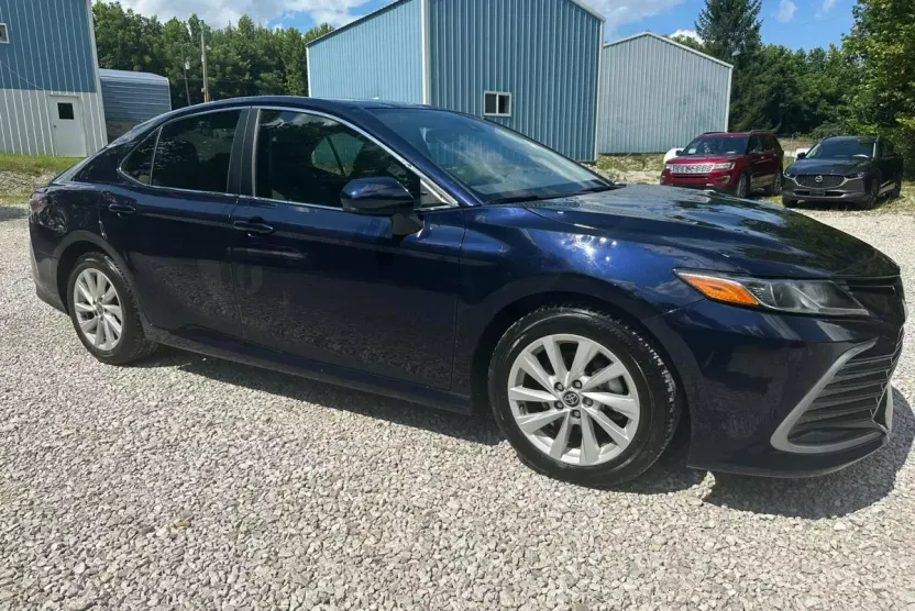2022 Toyota Camry LE photo 1