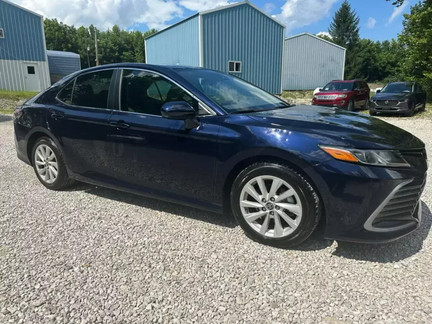 2022 Toyota Camry LE photo 1