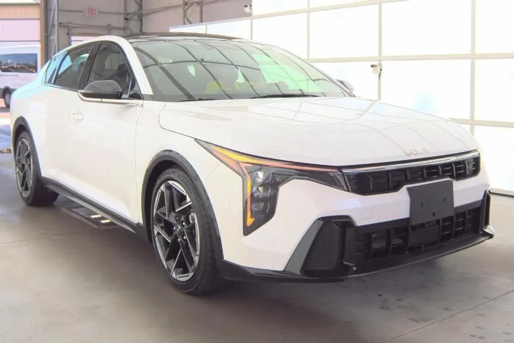 2025 Kia K4 GT-Line photo 1