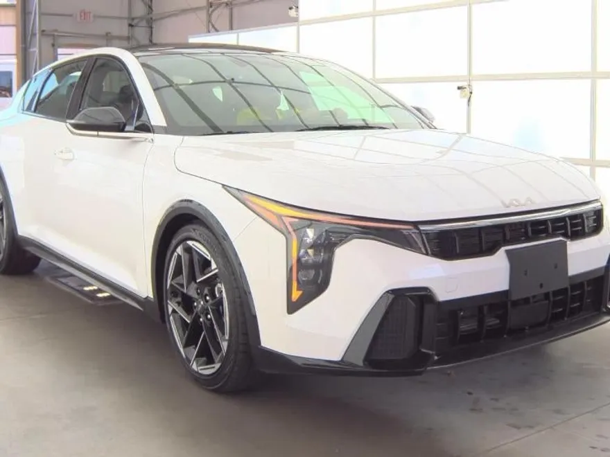 2025 Kia K4 GT-Line photo 1