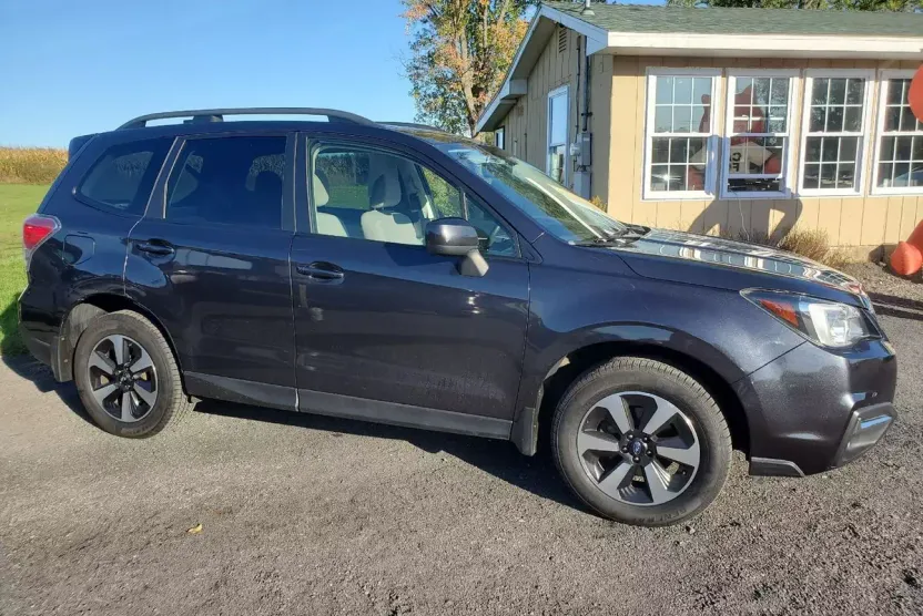 2017 Subaru Forester 2.5i Premium photo 1