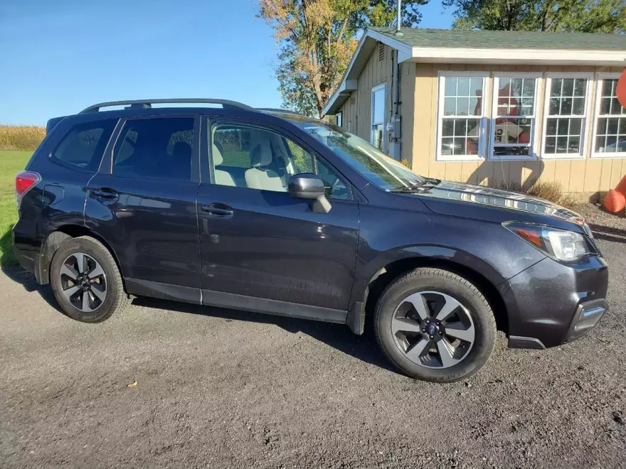 2017 Subaru Forester 2.5i Premium photo 1