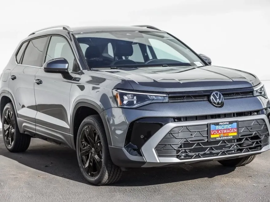 2025 Volkswagen Taos SE photo 1