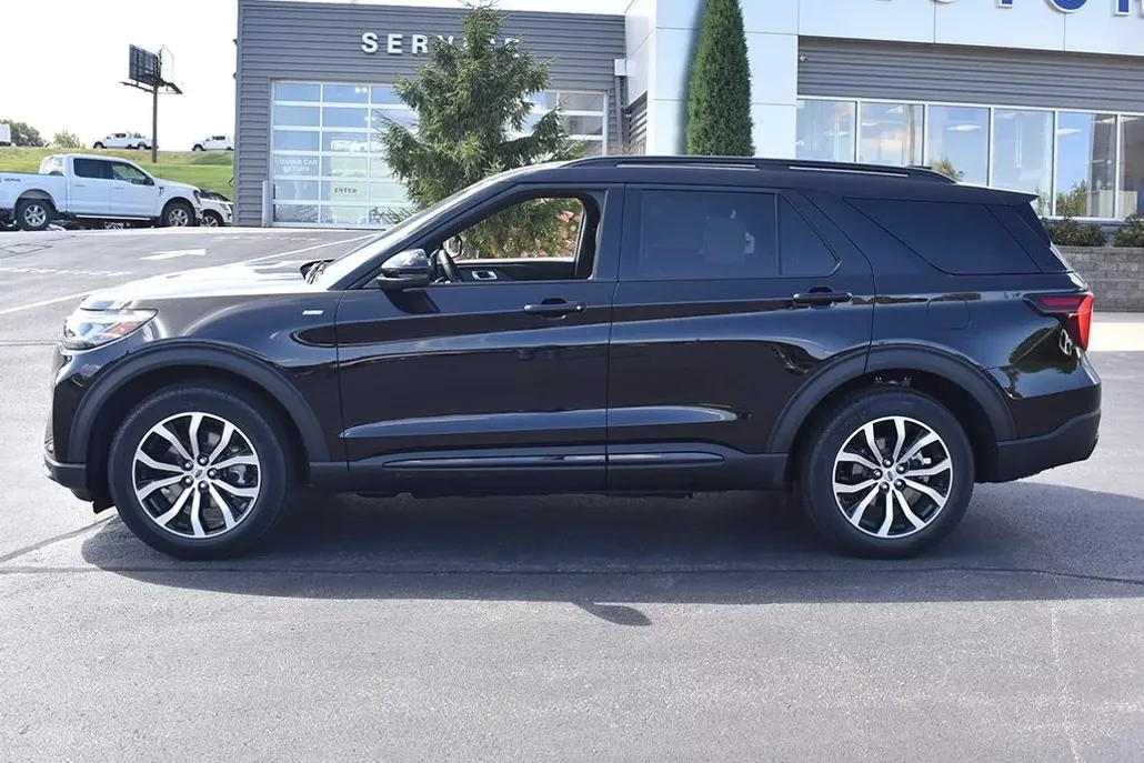 2025 Ford Explorer ST-Line photo 1
