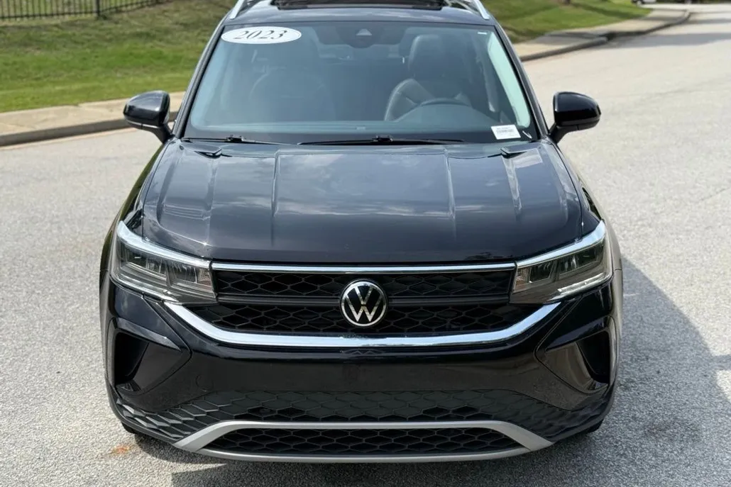 2023 Volkswagen Taos SE photo 1