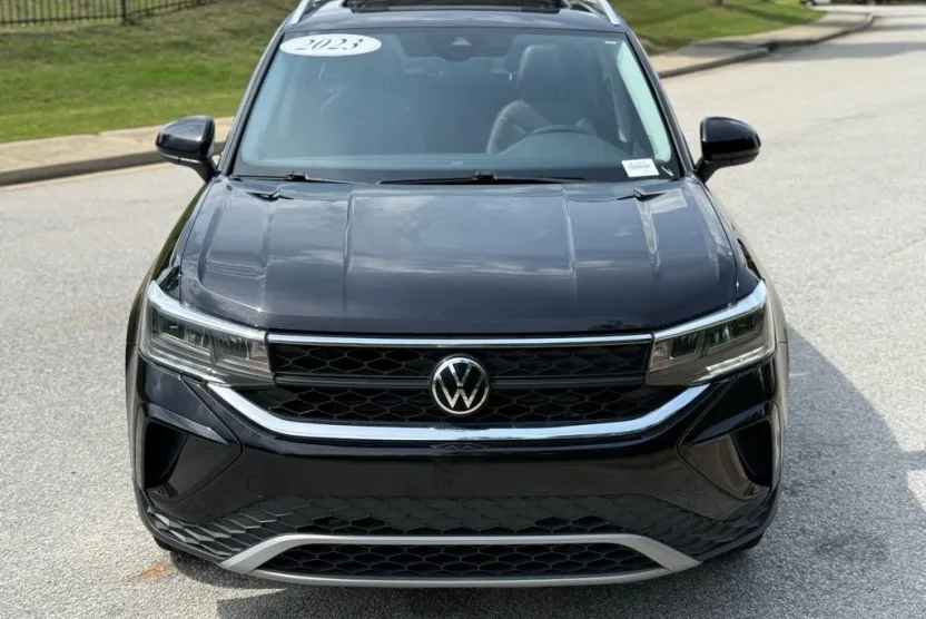 2023 Volkswagen Taos SE photo 1