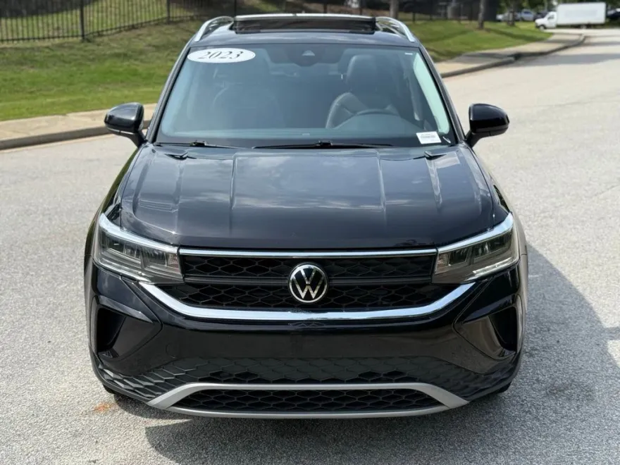 2023 Volkswagen Taos SE photo 1
