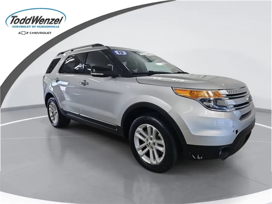 2015 Ford Explorer XLT photo 1