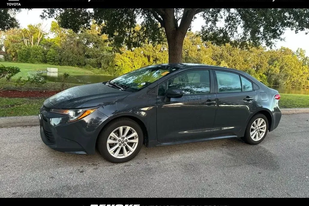 2024 Toyota Corolla LE photo 1