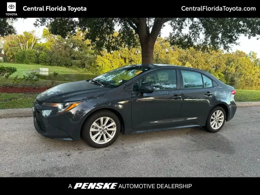 2024 Toyota Corolla LE photo 1