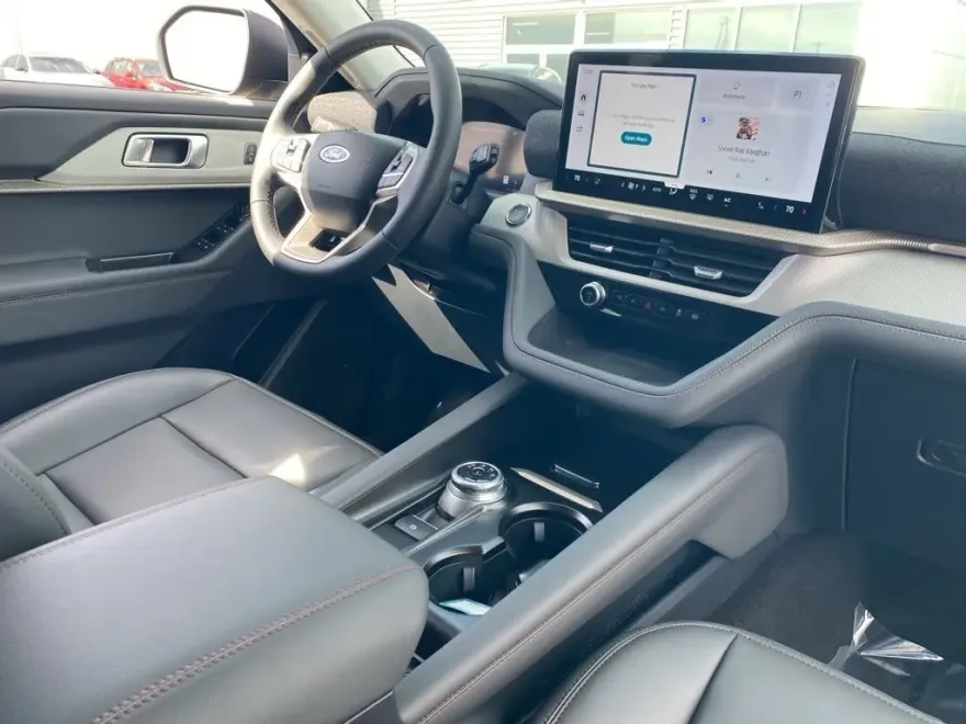 2025 Ford Explorer photo 1