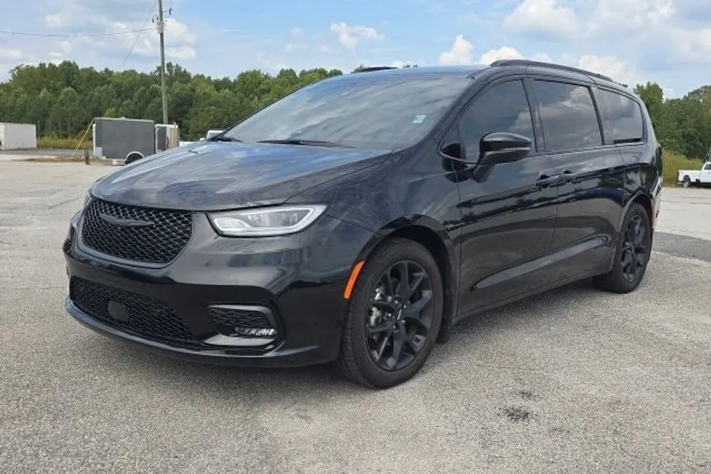 2023 Chrysler Pacifica Touring L photo 1
