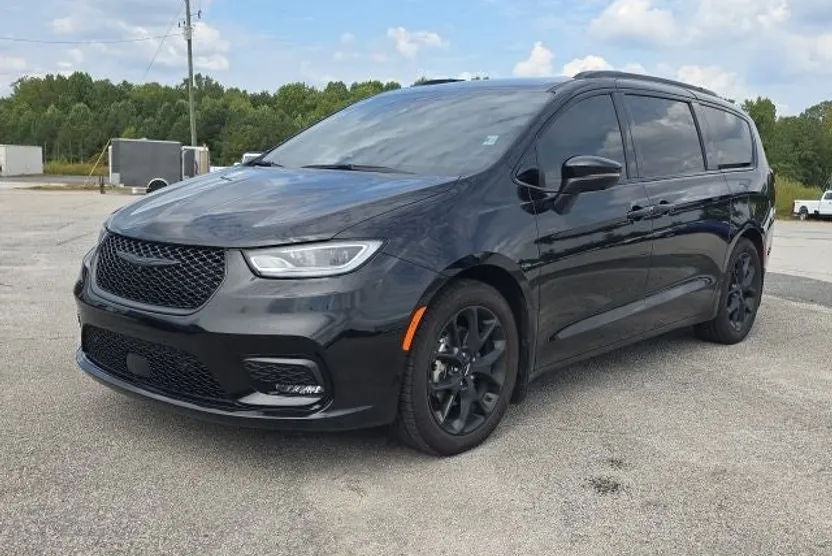 2023 Chrysler Pacifica Touring L photo 1