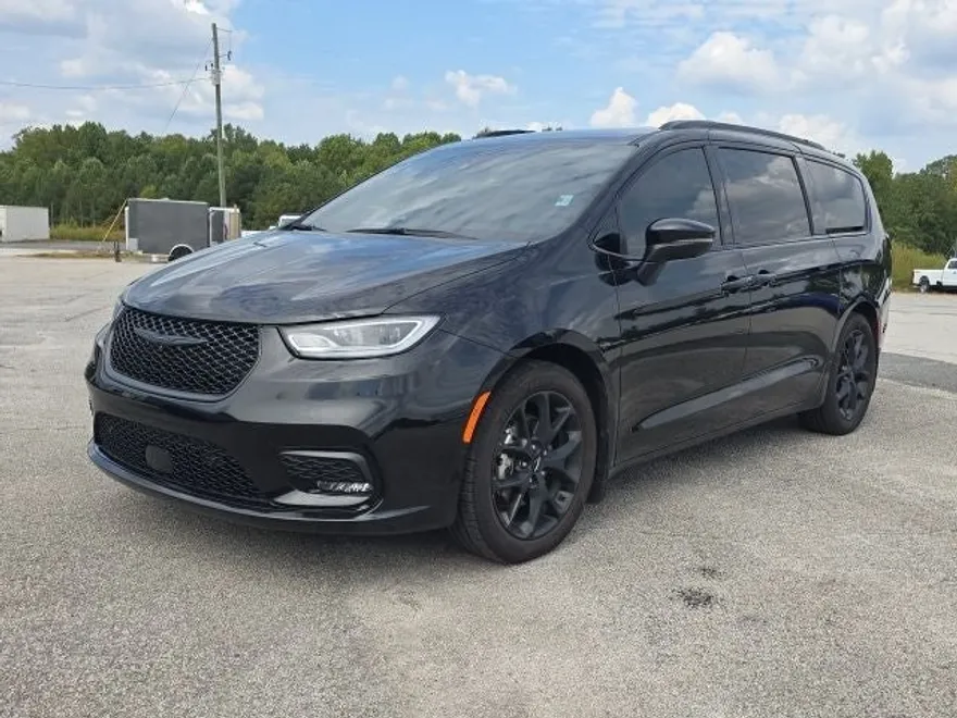 2023 Chrysler Pacifica Touring L photo 1