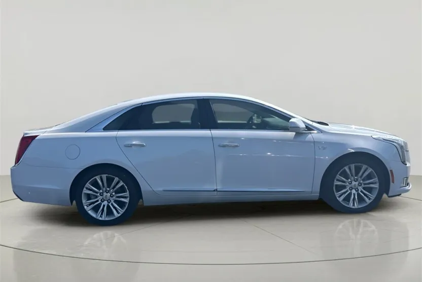 2018 Cadillac XTS Luxury photo 1