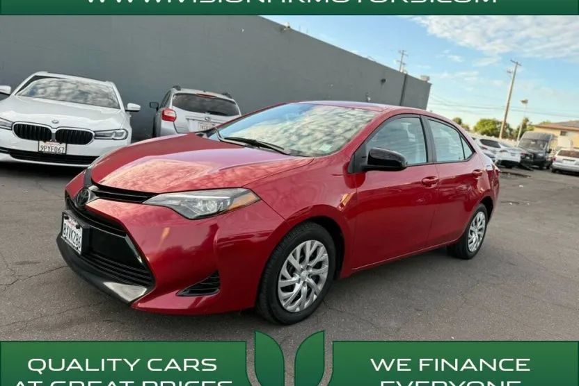2018 Toyota Corolla LE photo 1