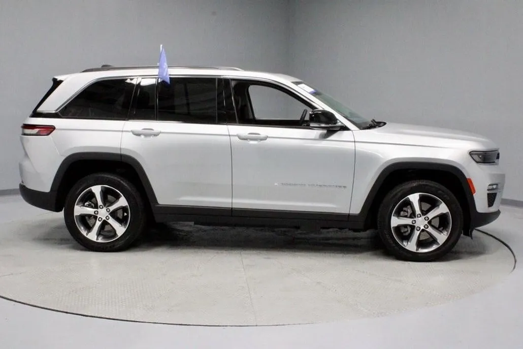 2023 Jeep Cherokee 4xe photo 1