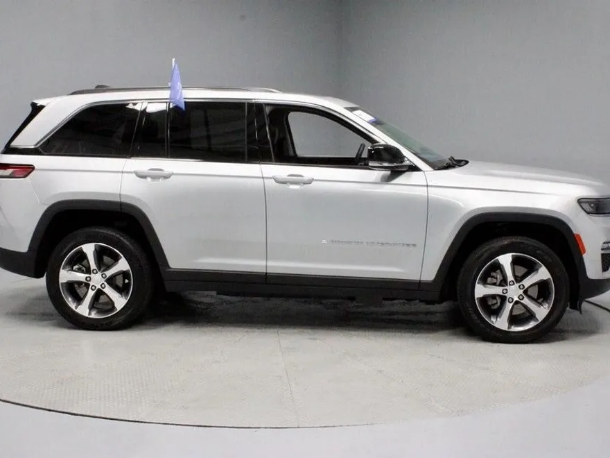 2023 Jeep Cherokee 4xe photo 1