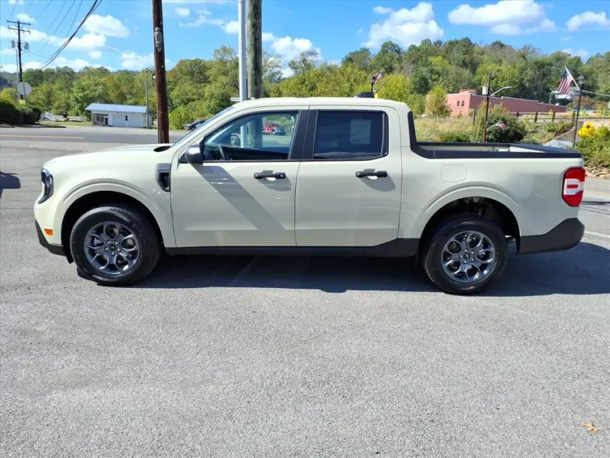 2025 Ford Maverick XLT photo 1