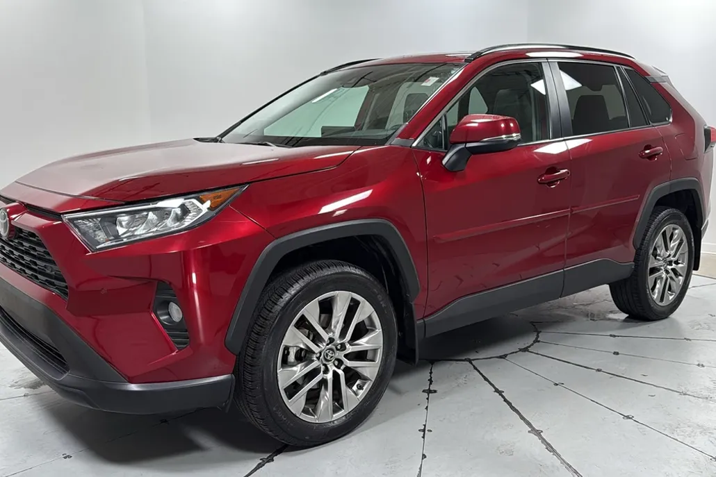 2019 Toyota RAV4 XLE Premium photo 1