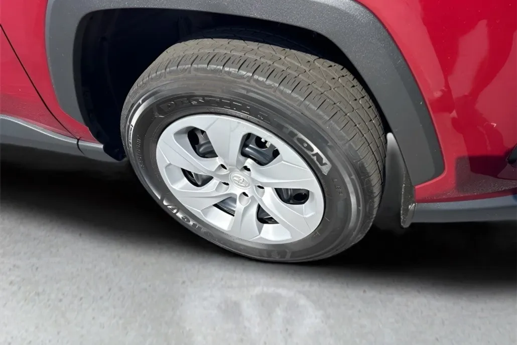 2023 Toyota RAV4 LE photo 1