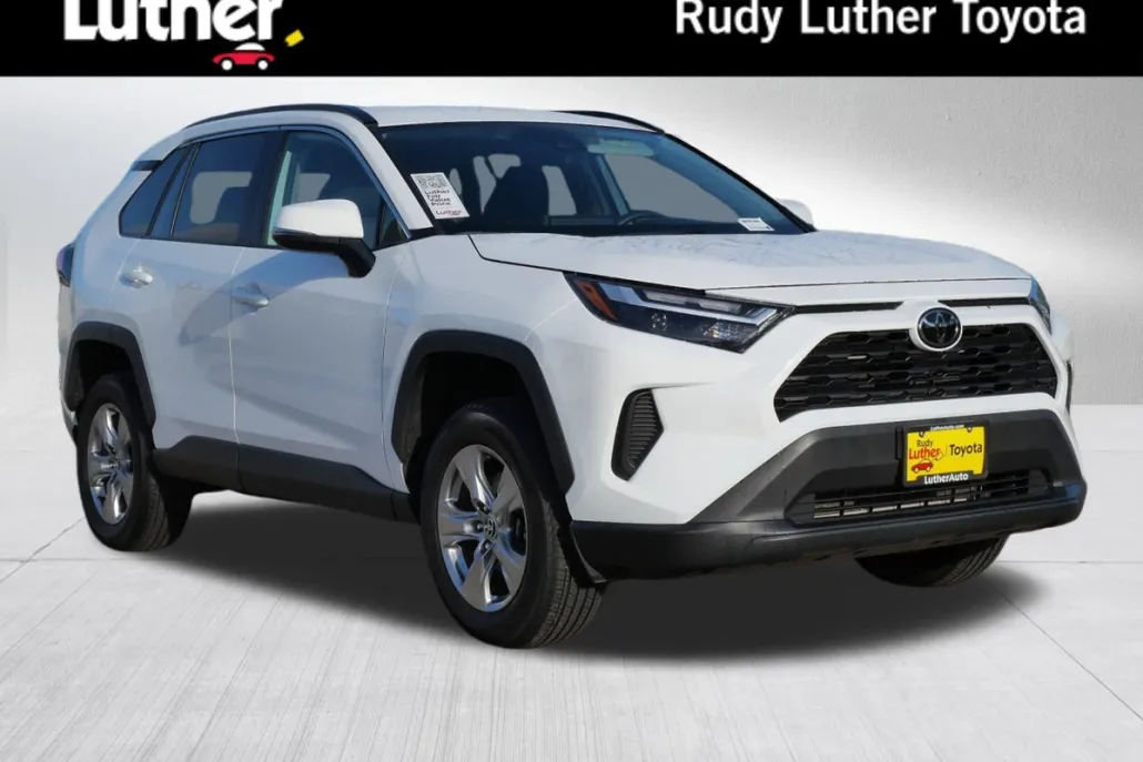 2023 Toyota RAV4 XLE photo 1