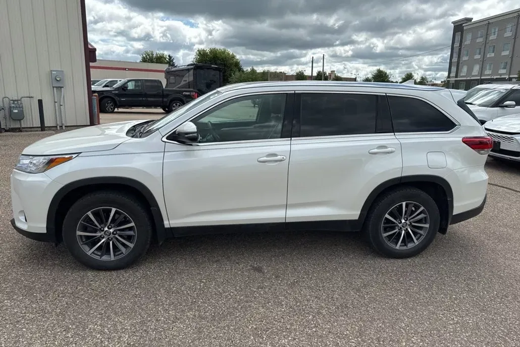2019 Toyota Highlander XLE photo 1