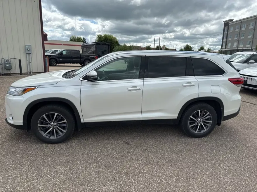 2019 Toyota Highlander XLE photo 1