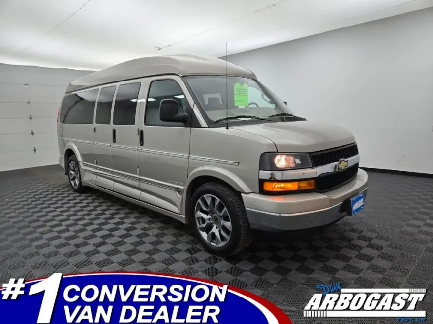 2023 Chevrolet Express photo 1