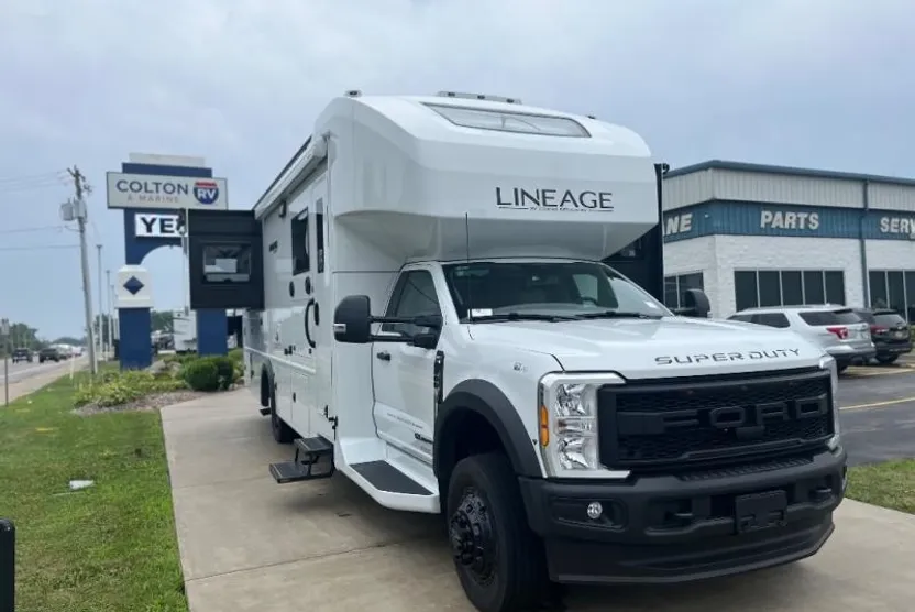 2025 Ford F-600 photo 1