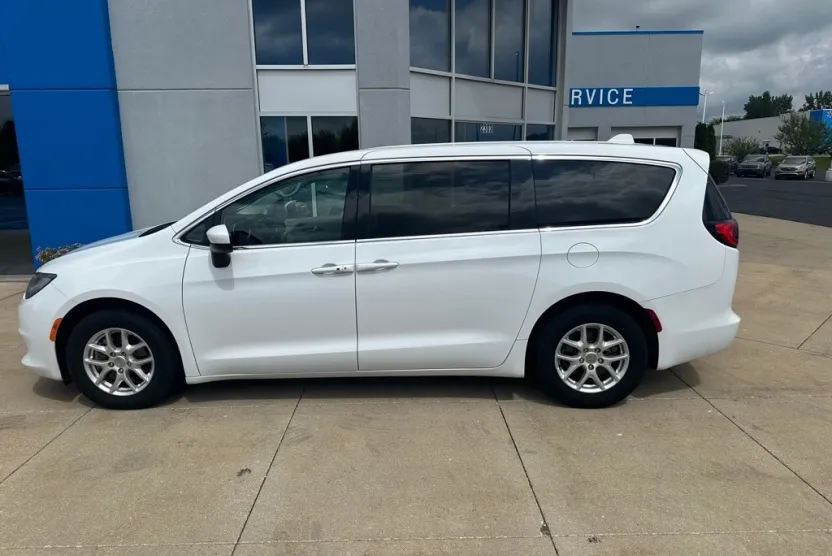 2020 Chrysler Voyager LX photo 1