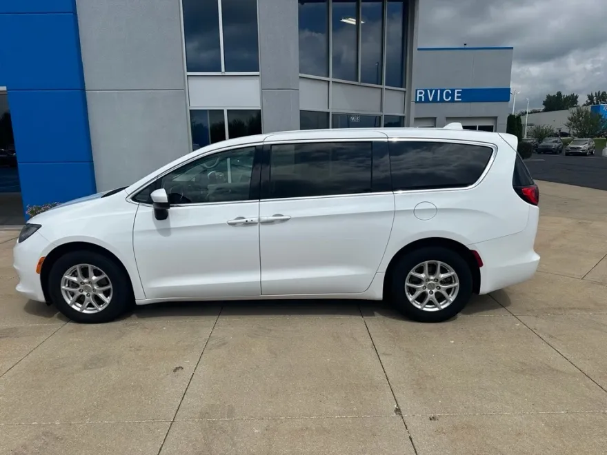 2020 Chrysler Voyager LX photo 1