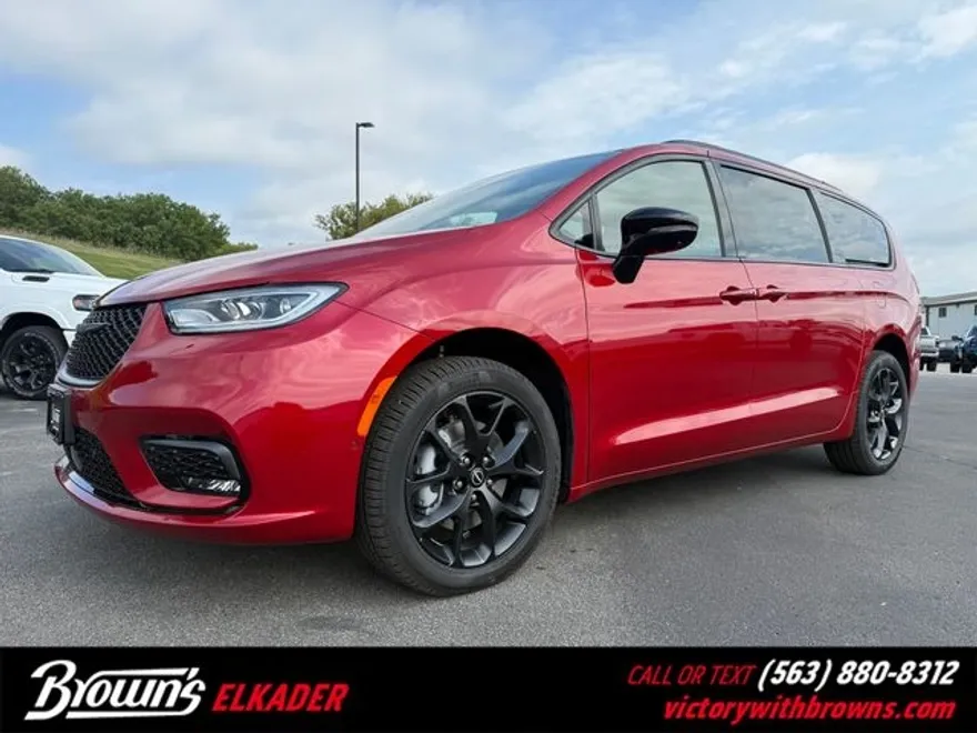 2026 Chrysler Pacifica Limited photo 1